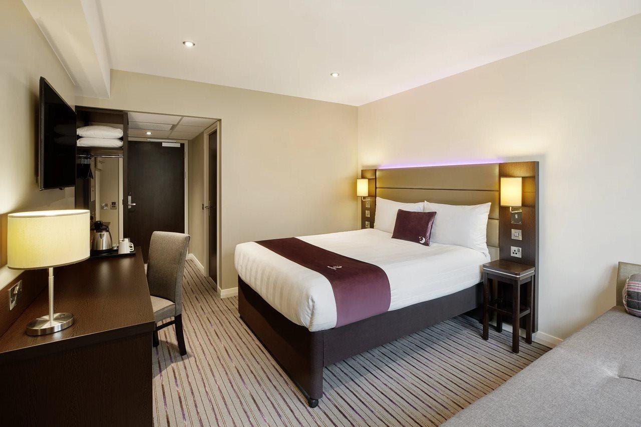 Premier Inn Epsom South Buitenkant foto