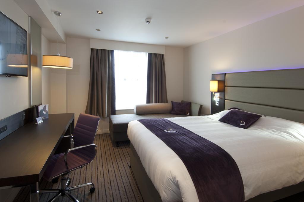 Premier Inn Epsom South Buitenkant foto