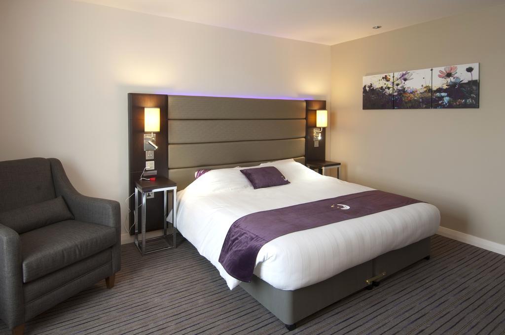 Premier Inn Epsom South Buitenkant foto