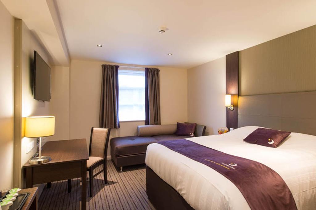 Premier Inn Epsom South Buitenkant foto