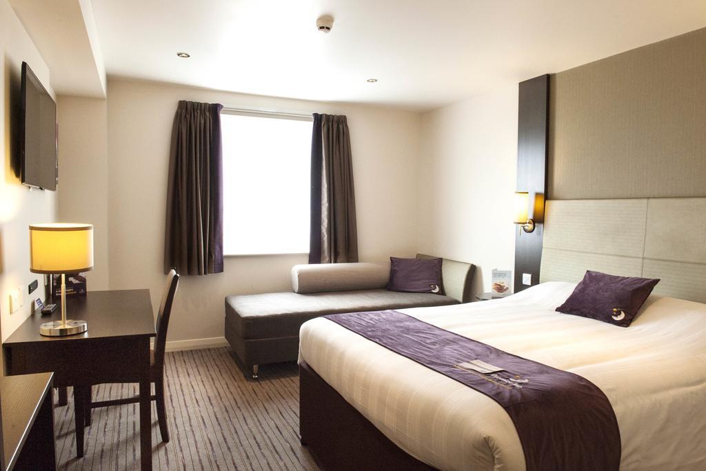 Premier Inn Epsom South Buitenkant foto