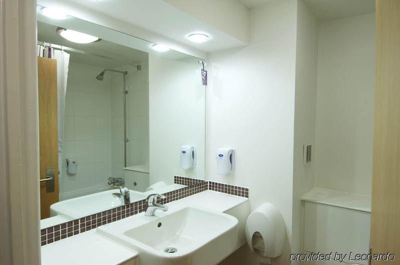 Premier Inn Epsom South Buitenkant foto