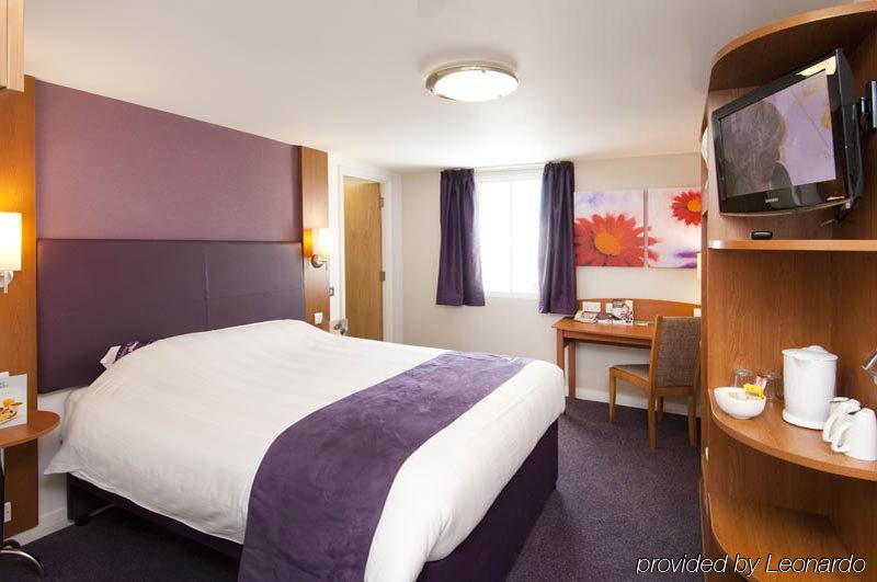 Premier Inn Epsom South Buitenkant foto