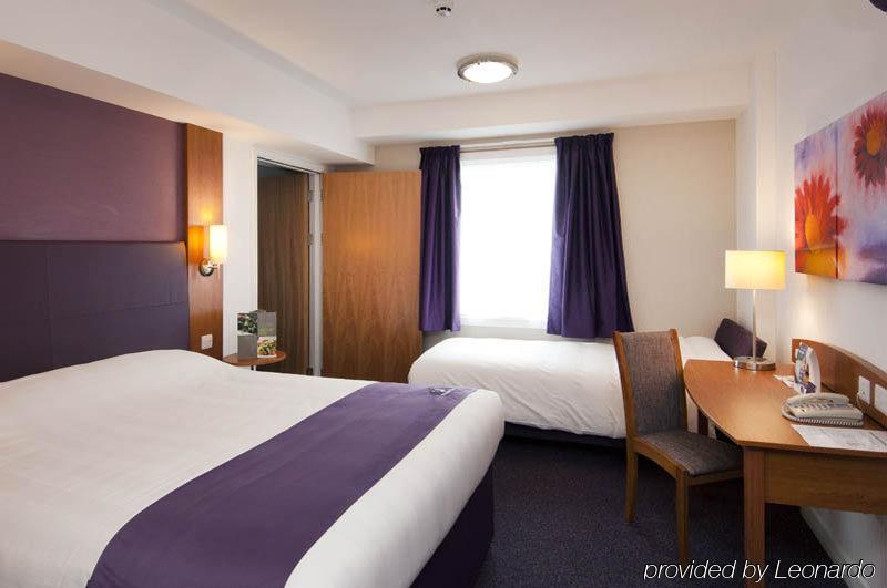 Premier Inn Epsom South Buitenkant foto