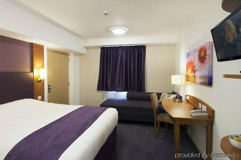 Premier Inn Epsom South Buitenkant foto