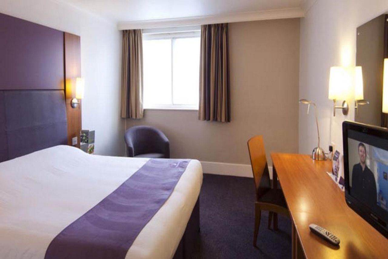 Premier Inn Epsom South Buitenkant foto