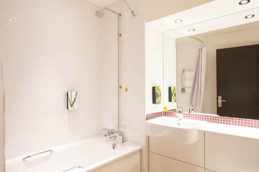 Premier Inn Epsom South Buitenkant foto