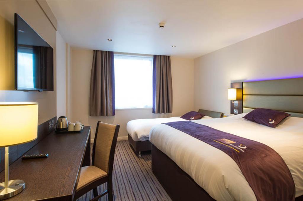 Premier Inn Epsom South Buitenkant foto