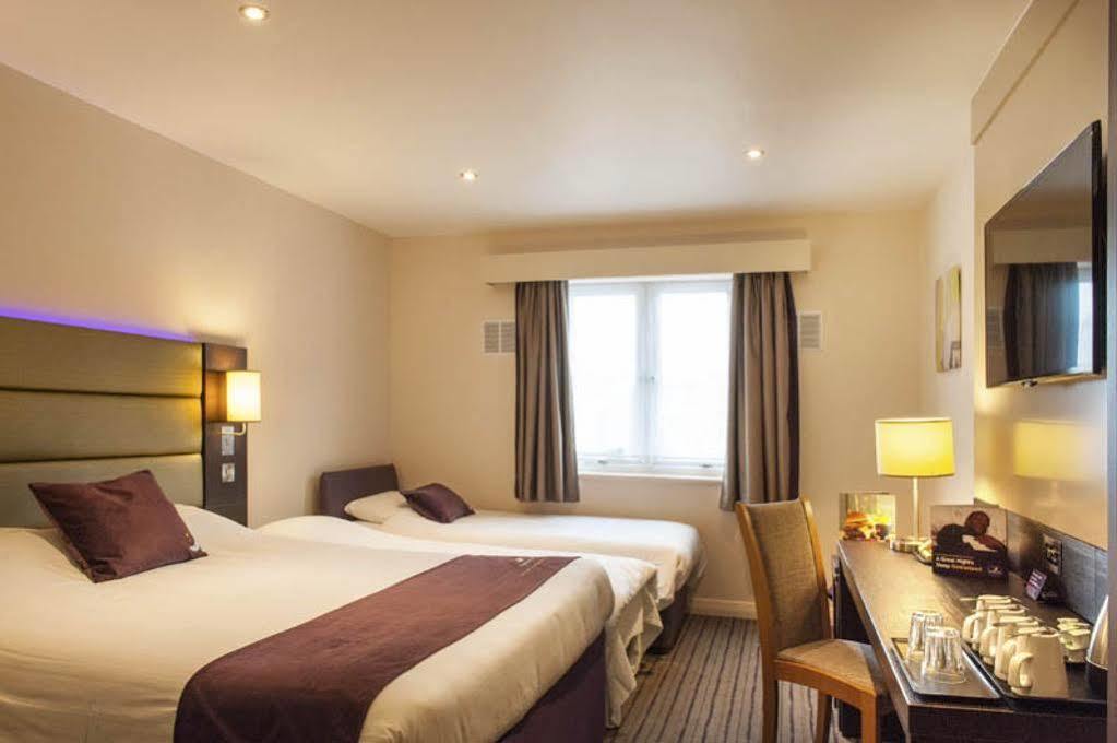 Premier Inn Epsom South Buitenkant foto