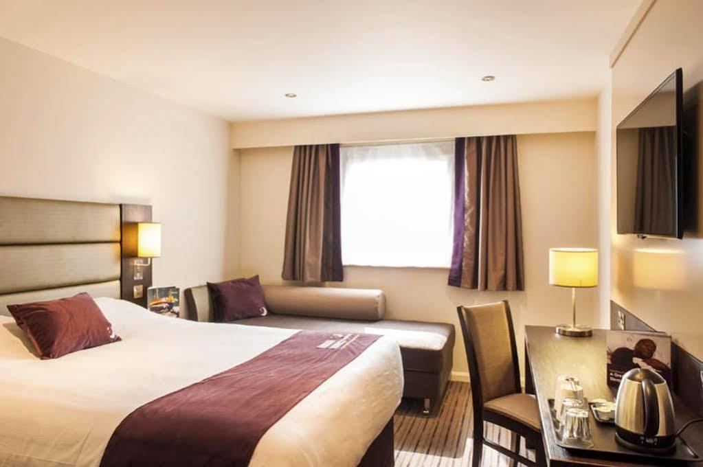 Premier Inn Epsom South Buitenkant foto